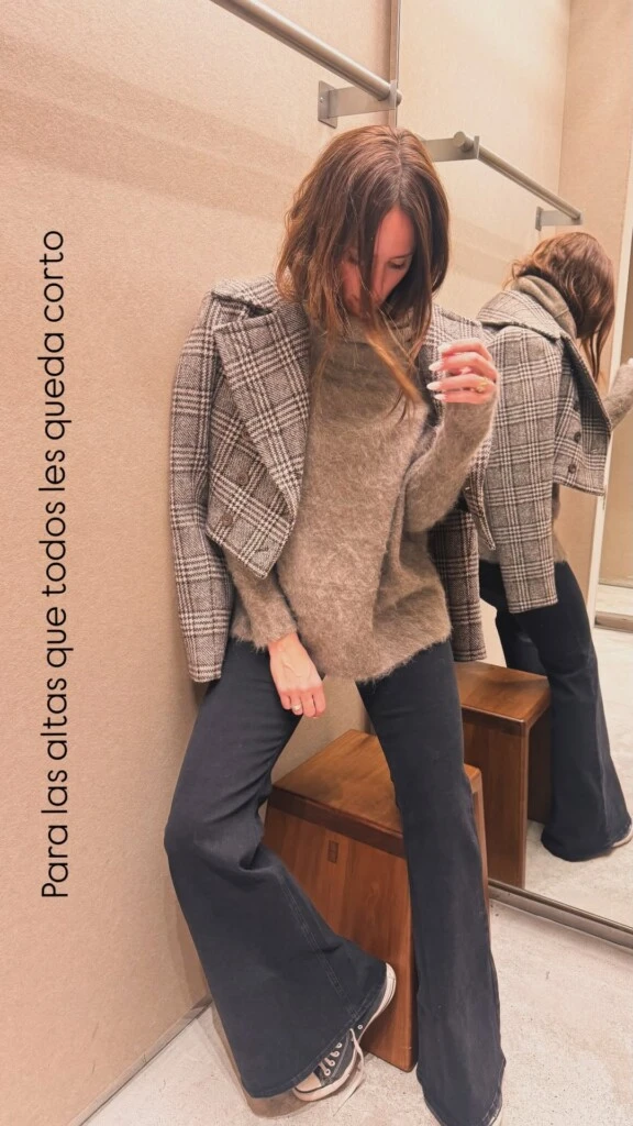 Under the blazer, Paula chose a light gray fluffy sweater.