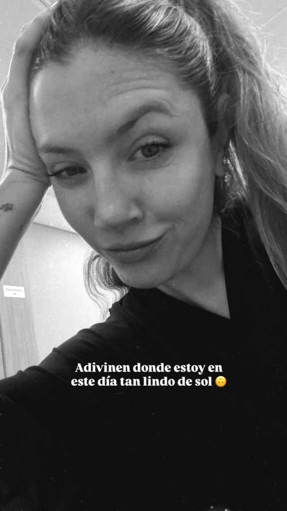 Hace unas horas, Stephanie anticipó que se encontraba en un centro de salud a través de una selfie en blanco y negro. 