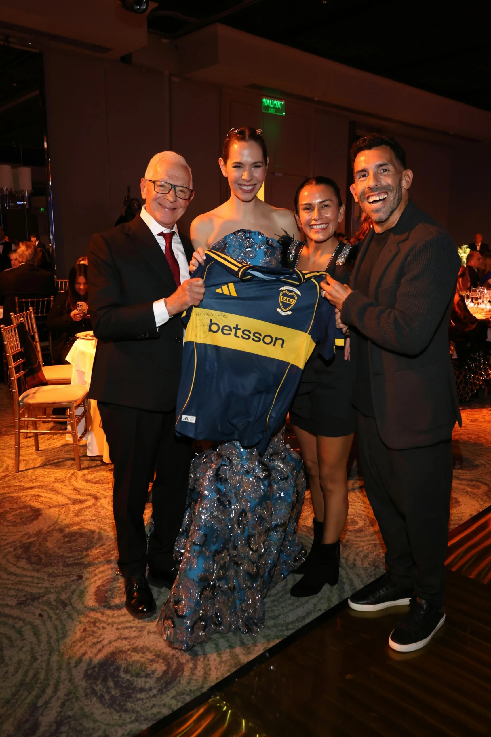 EDUARDO COSTANTINI ELINA Y LOS TEVEZ CON LA REMERA FIRMADA POR EL QUE QUEDO PARA LOS COSTANTINI