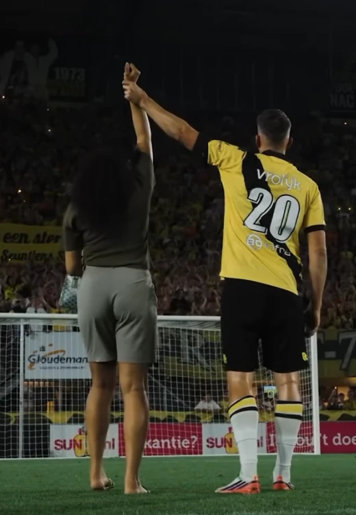 Mats Seuntjens fue homenajeado junto a su mujer al finalizar el partido.