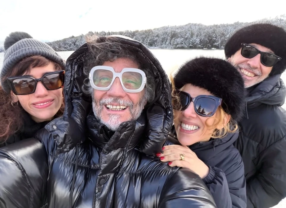 El viaje tuvo como protagonistas a su colega y artista Juliana Gattas, la actriz Ann de la Fuente y el diseñador gráfico Alejandro Ros, con quienes disfrutó de diferentes paseos y excursiones en medio de los paisajes invernales de la Patagonia.