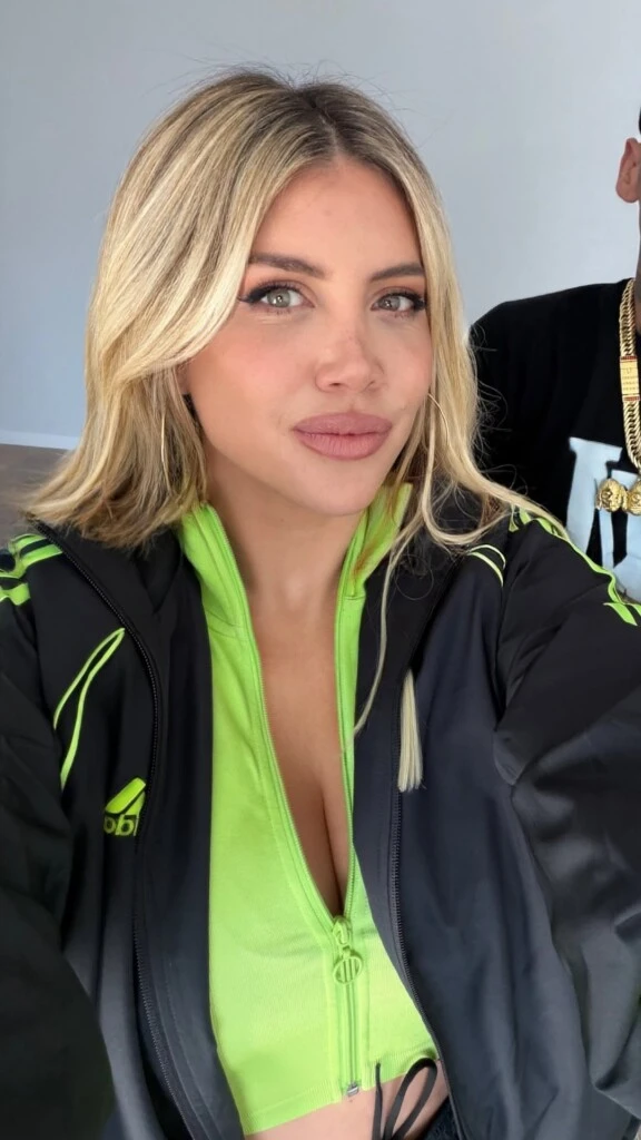Por encima, incorporó una campera negra Adidas de inspiración deportiva, de silueta amplia y apariencia liviana. El diseño también presentó detalles en verde lima, generando un diálogo visual con la prenda que llevó debajo.