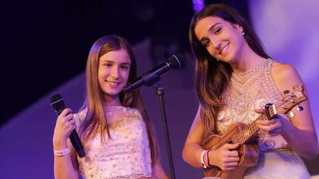 Máxima y Valentina Tellado son hermanas y comenzaron a desarrollar su proyecto musical en 2017. Sus primeros pasos fueron con covers que compartían en redes sociales, acompañadas por sus ukeleles.