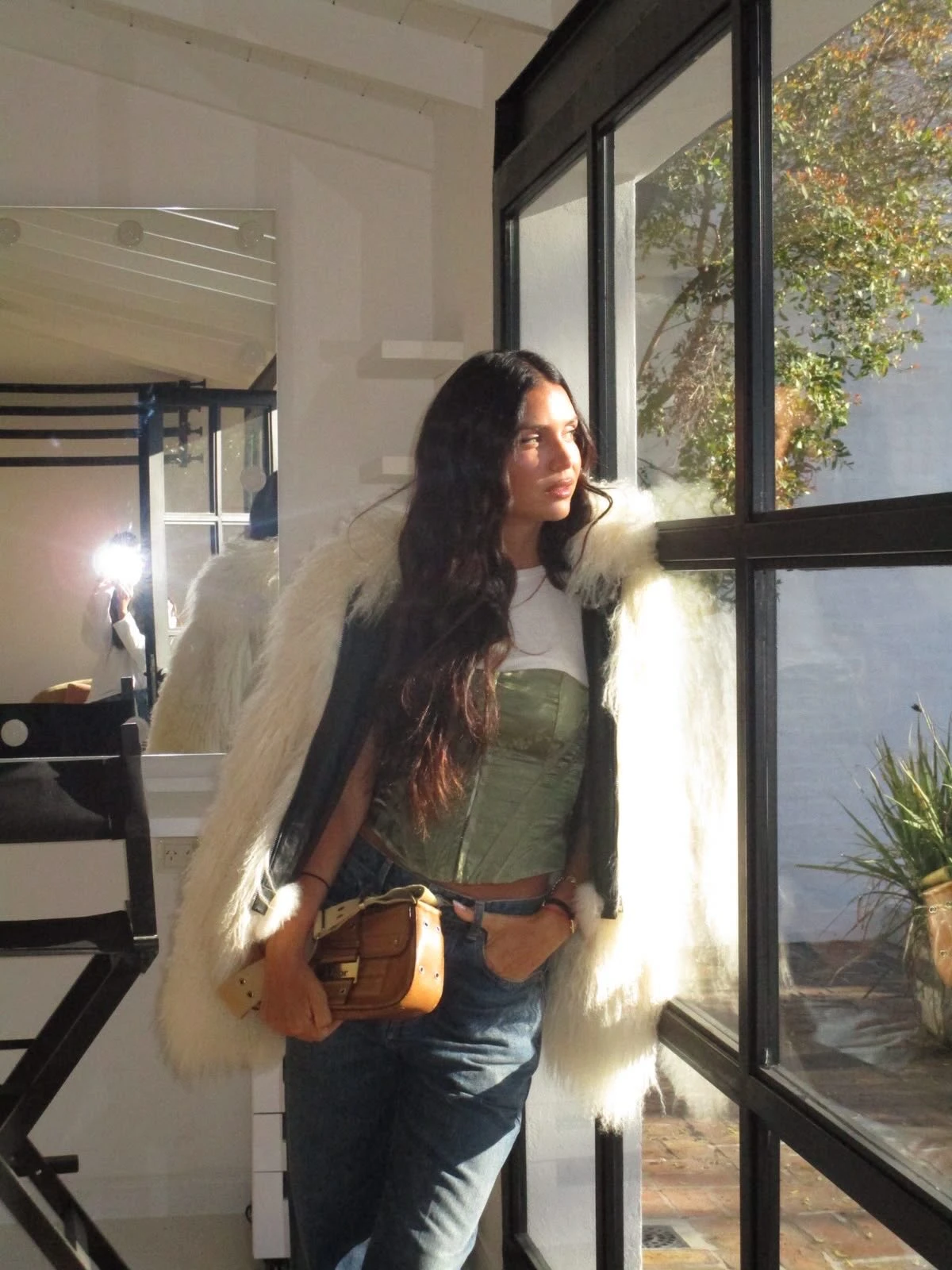 Zaira Nara se sumó al layering: cómo llevar un corsé sobre remera y chaqueta de piel sintética