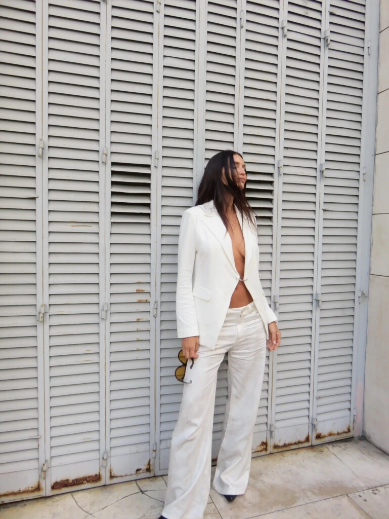 La pieza central del outfit fue un blazer sastrero blanco de corte entallado, con solapas clásicas y una estructura que aportó sofisticación al conjunto.