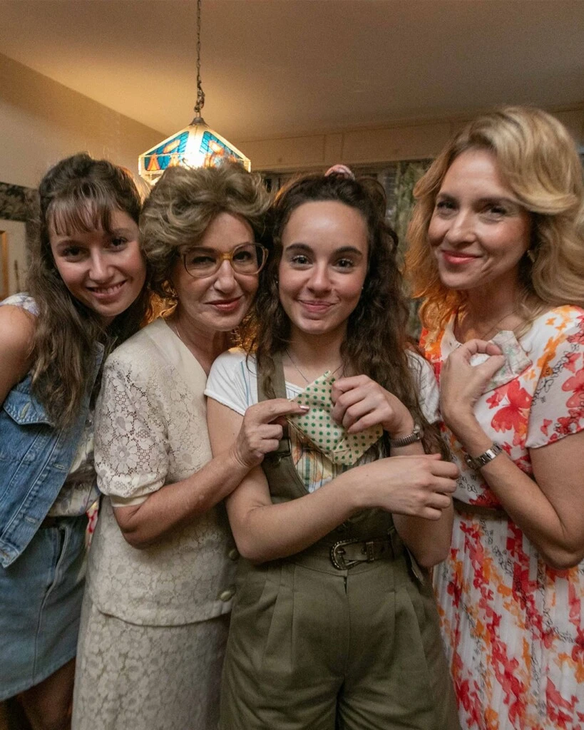 La película reconstruye el crimen y, al mismo tiempo, busca recuperar las historias de esas cuatro mujeres, que durante décadas quedaron opacadas por la figura de su asesino.