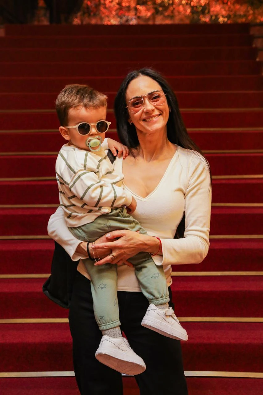 La periodista Gabriela Sobrado y su pequeñ̃o hijo Theo
