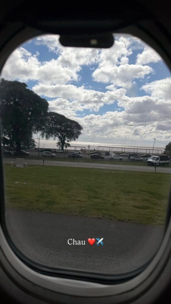 Poco después, compartió una imagen desde el avión y se despidió temporalmente de Buenos Aires con un escueto mensaje: “Chau”.