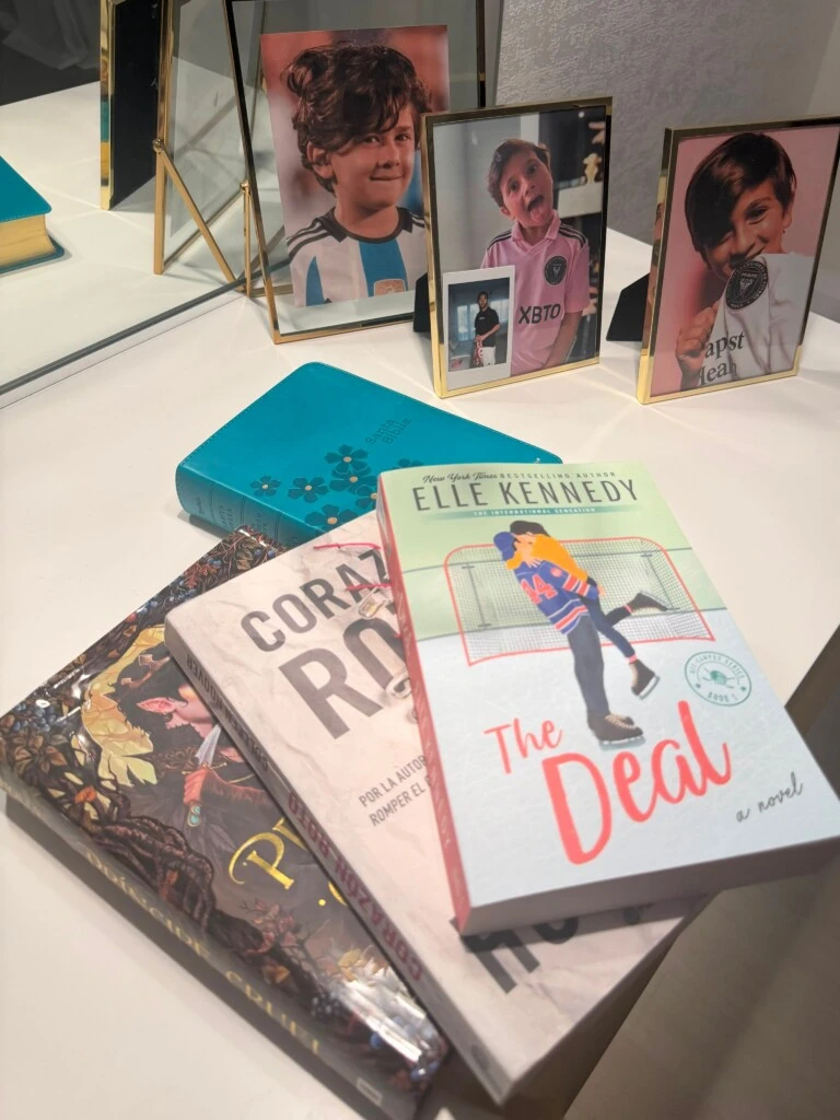 Sobre una mesa, acompañados por tres retratos individuales de sus hijos, Ciro, Mateo y Thiago, aparecieron varios libros y una Biblia.