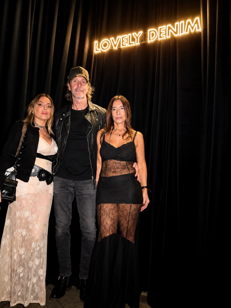 Eduardo Celasco junto a su novia Florencia y su hermana Mariana Toledano, en el Pre de Lovely Denim