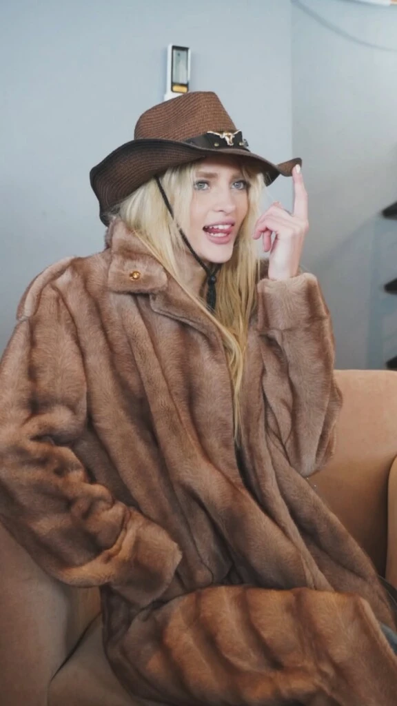 The young woman wore an imposing long fur coat in a mink brown shade, a piece that recalls some of the most striking outfits of the Commander.