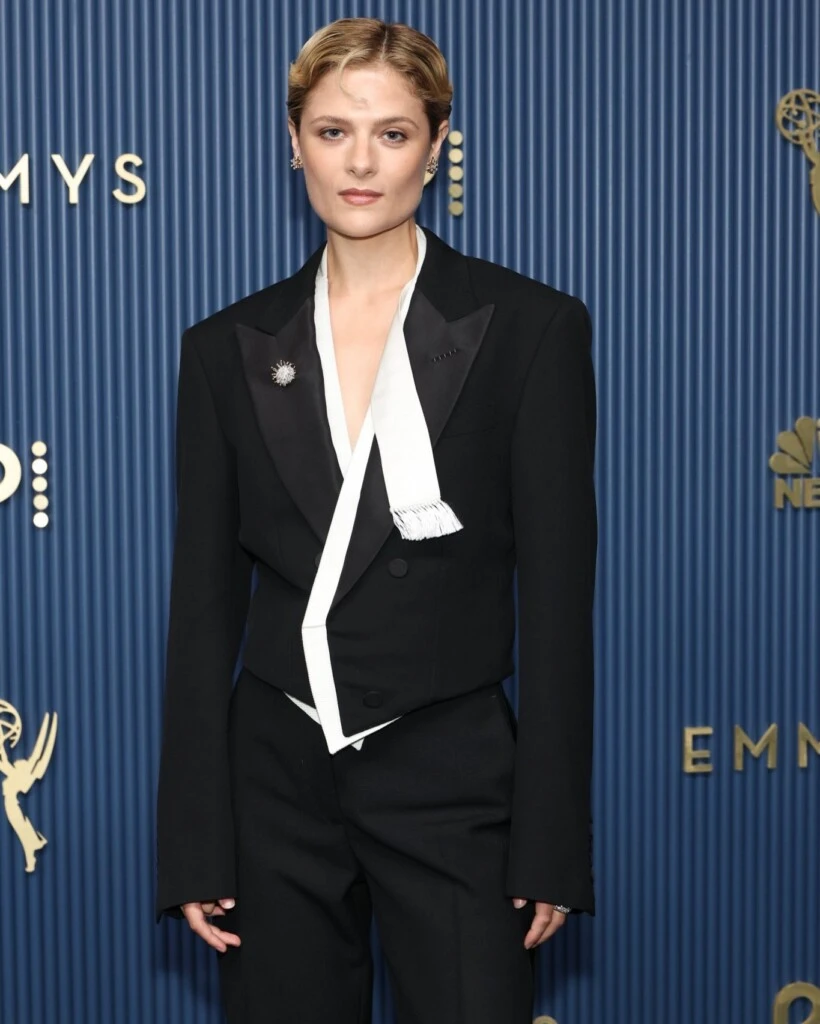 Louisa Jacobson eligió dos piezas estructuradas que le dieron un aire moderno y sofisticado a su look.