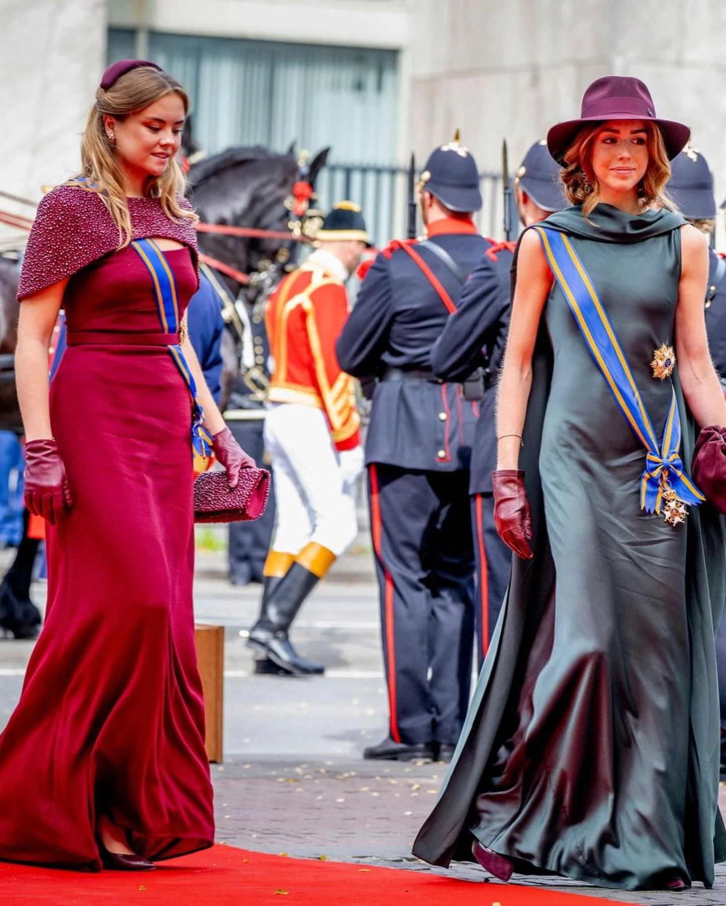 Alexia potenció su vestido verde con los accesorios

La princesa Alexia eligió un vestido verde petróleo de líneas depuradas. Un diseño de Reiss sin mangas y con una caída larga, al que sumó una especie de capa o pieza de tela que cae sobre los hombros y la espalda.

Pero en su look hay un detalle que merece especial atención: los accesorios son los que aportan carácter y color a un vestido de base mucho más sobria.

Alexia eligió un sombrero de Maison Michel, guantes de cuero y una cartera tipo pouch -de COS- en color bordó. El conjunto crea un contraste muy marcado con el tono del vestido y hace que los complementos tengan un papel protagonista.</www.parati.com.ar></figure>
<p class=