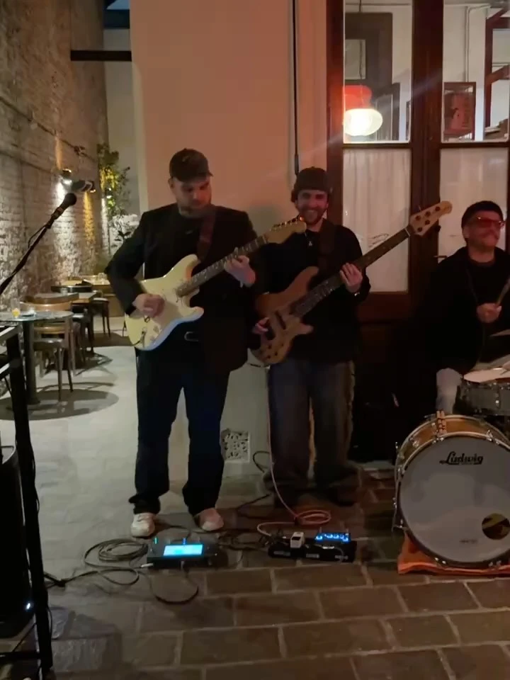 El espacio cuenta también con un sector destinado a presentaciones musicales, una característica que refuerza la intención de convertir a Barrito Cantina en un punto de encuentro.