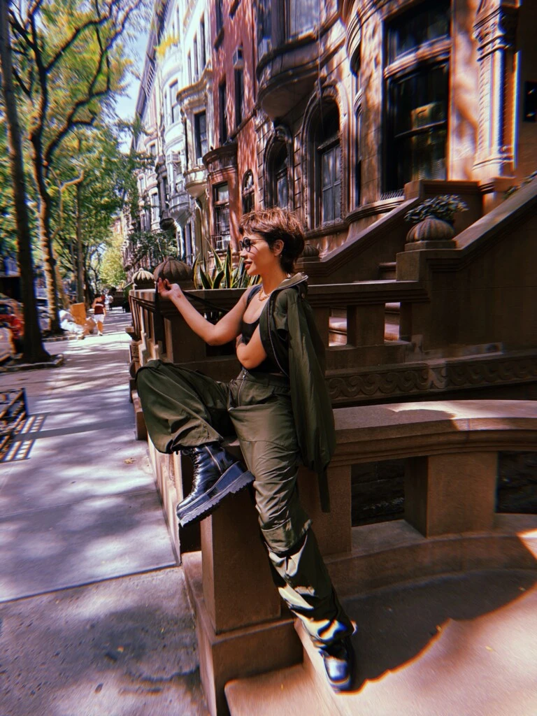 Para disfrutar de una jornada de caminata por el Upper West Side, el prestigioso barrio neoyorquino que alberga al Lincoln Center y la Ópera Metropolitana, la actriz optó por una propuesta cómoda pero repleta de estilo.