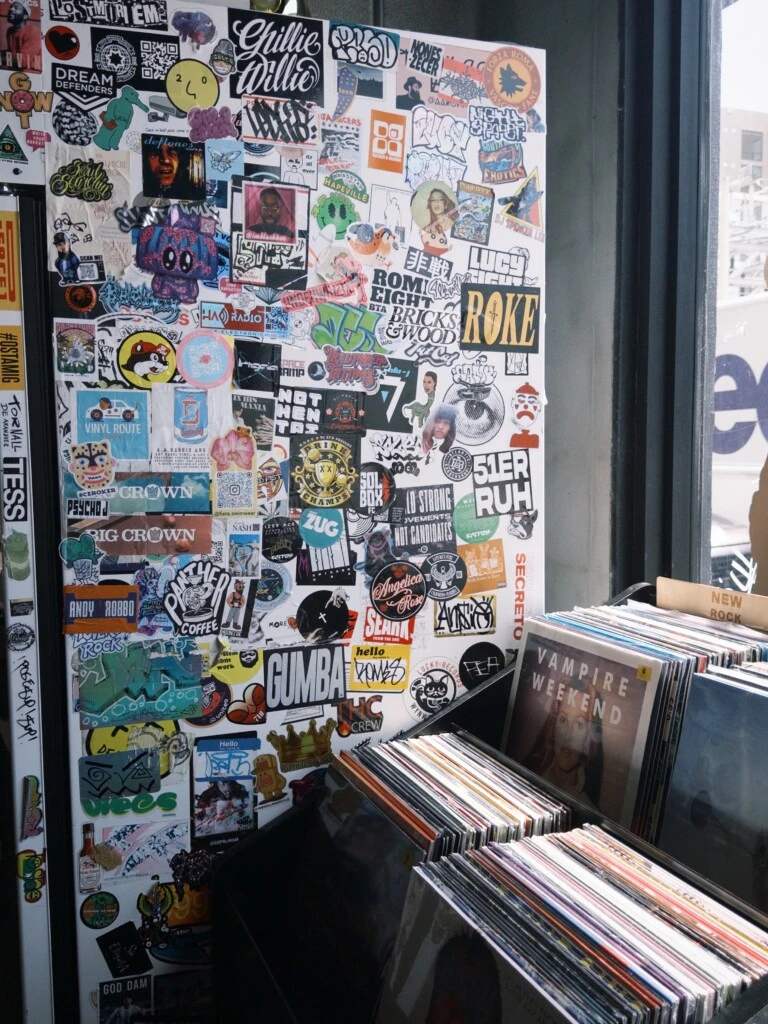 También fotografió detalles que llamaron su atención, como pisos grafiteados con frases inspiradoras y espacios repletos de discos de distintos géneros musicales. 