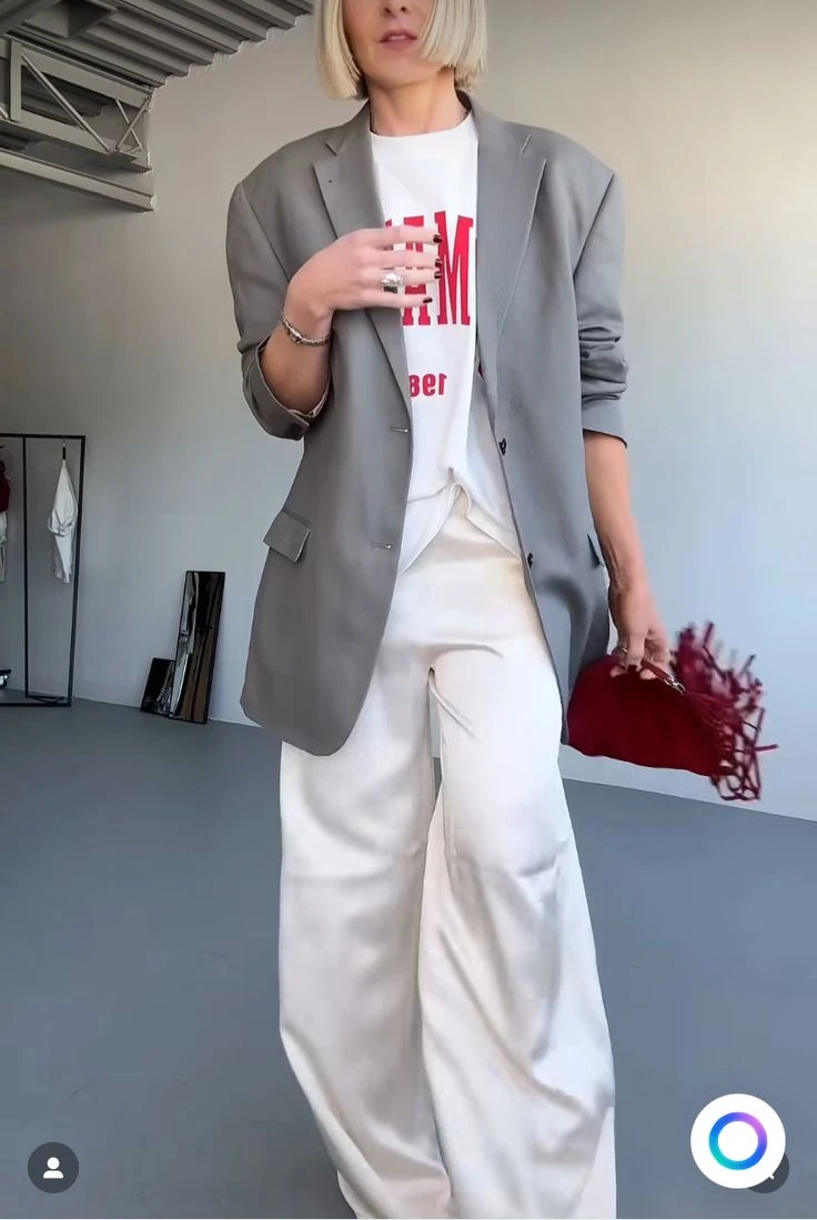 Tendencia urbana: la fórmula de blazer y remera con estampa