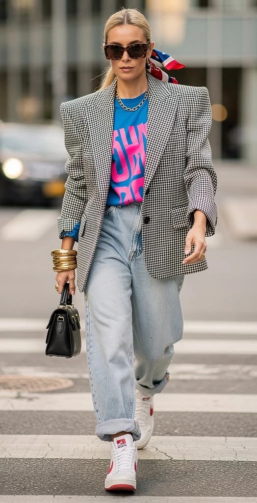 Tendencia urbana: la fórmula de blazer y remera con estampa