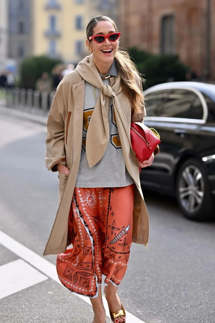 Tendencia urbana: la fórmula de blazer y remera con estampa