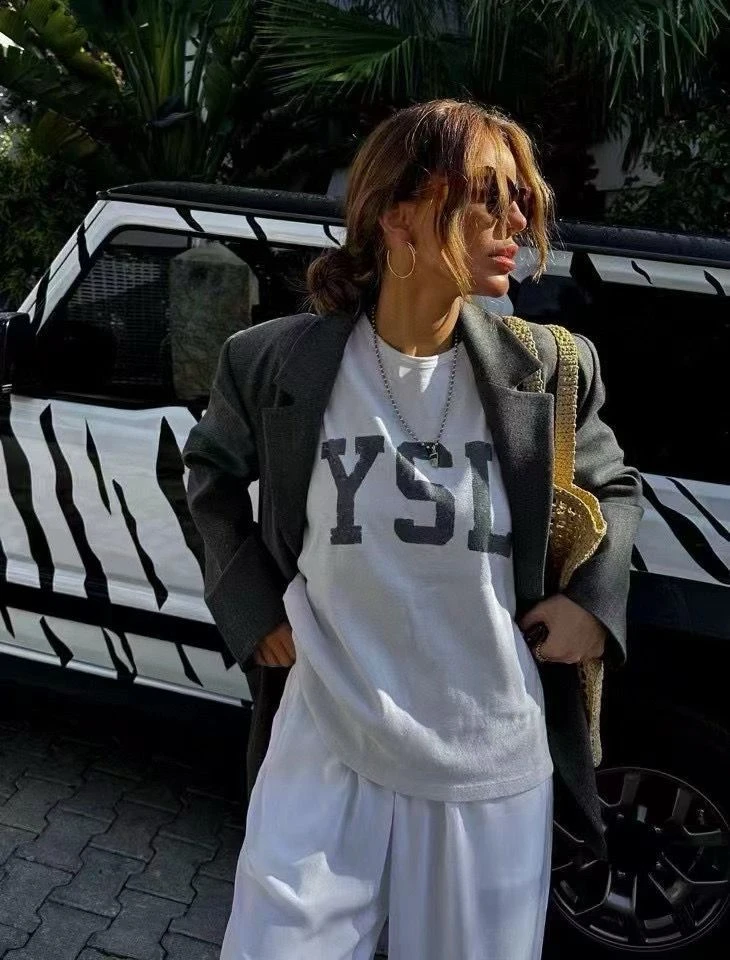 Tendencia urbana: la fórmula de blazer y remera con estampa
