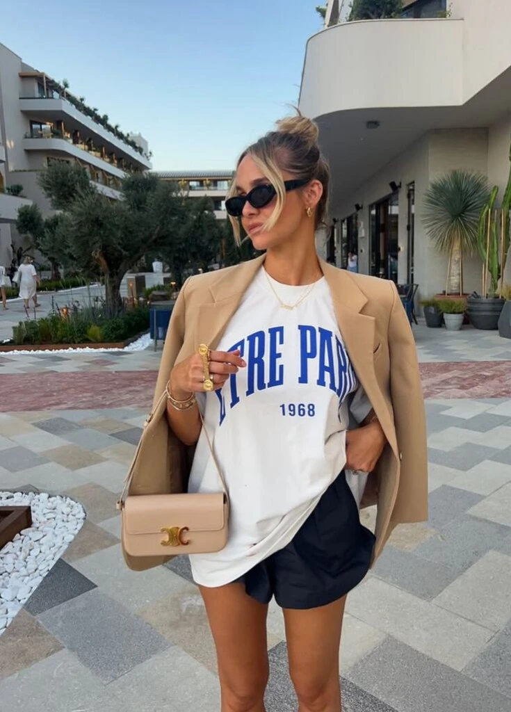 Tendencia urbana: la fórmula de blazer y remera con estampa