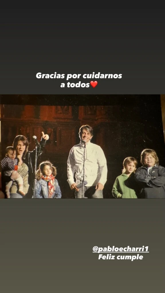 “Gracias por cuidarnos a todos”, expresó junto a un corazón rojo sobre una fotografía en la que se lo ve a Echarri en el escenario con un micrófono enfrente, acompañado por su esposa y por los integrantes más jóvenes de la familia.