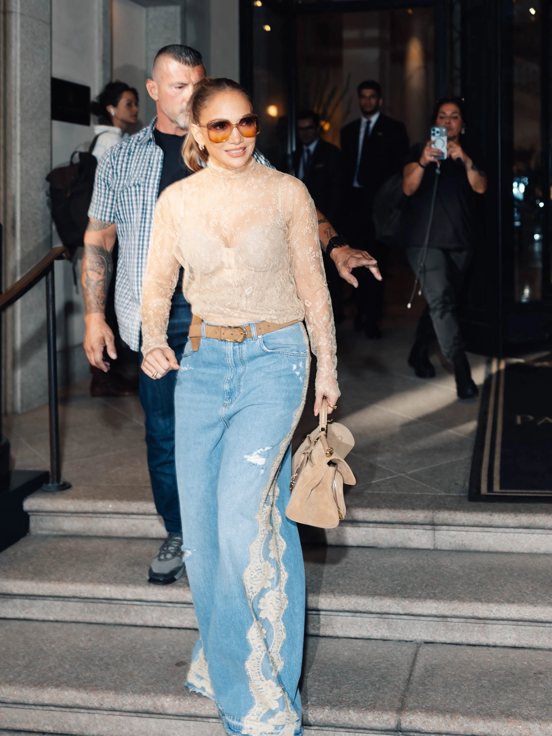 Jennifer Lopez tiene los jeans que se vienen: amplios, rotos y con un detalle inesperado