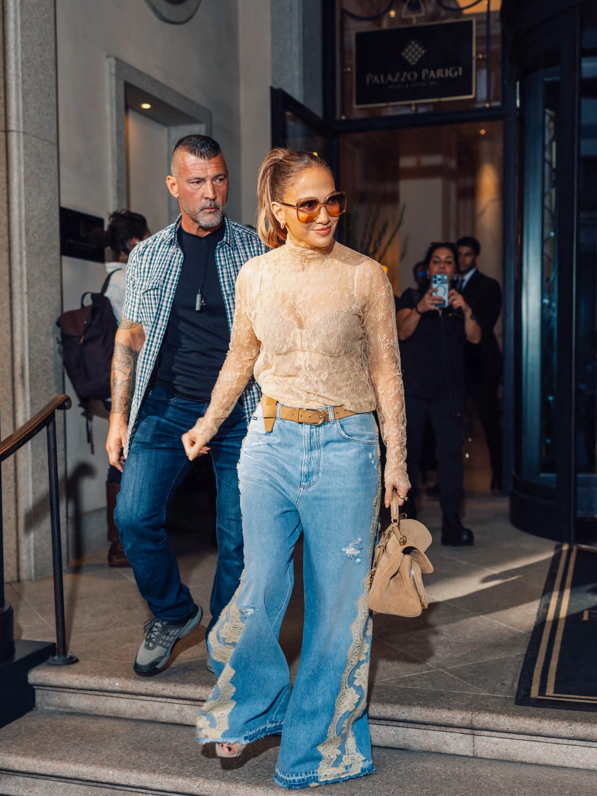 Jennifer Lopez tiene los jeans que se vienen: amplios, rotos y con un detalle inesperado
