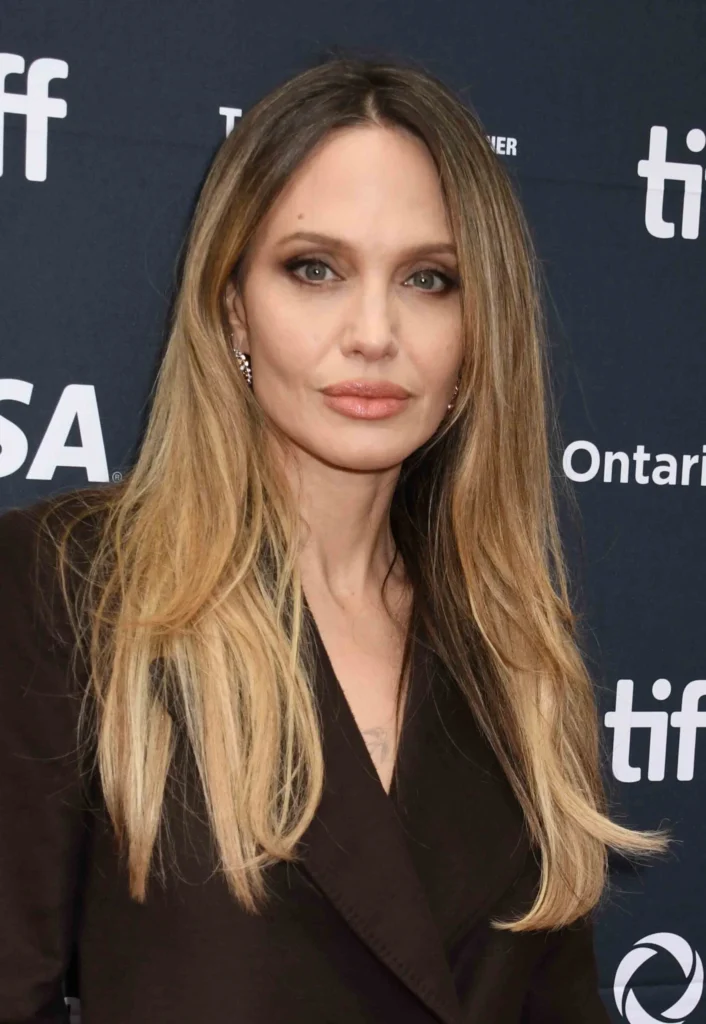 El truco de Angelina Jolie para maquillar el párpado caído y potenciar la mirada