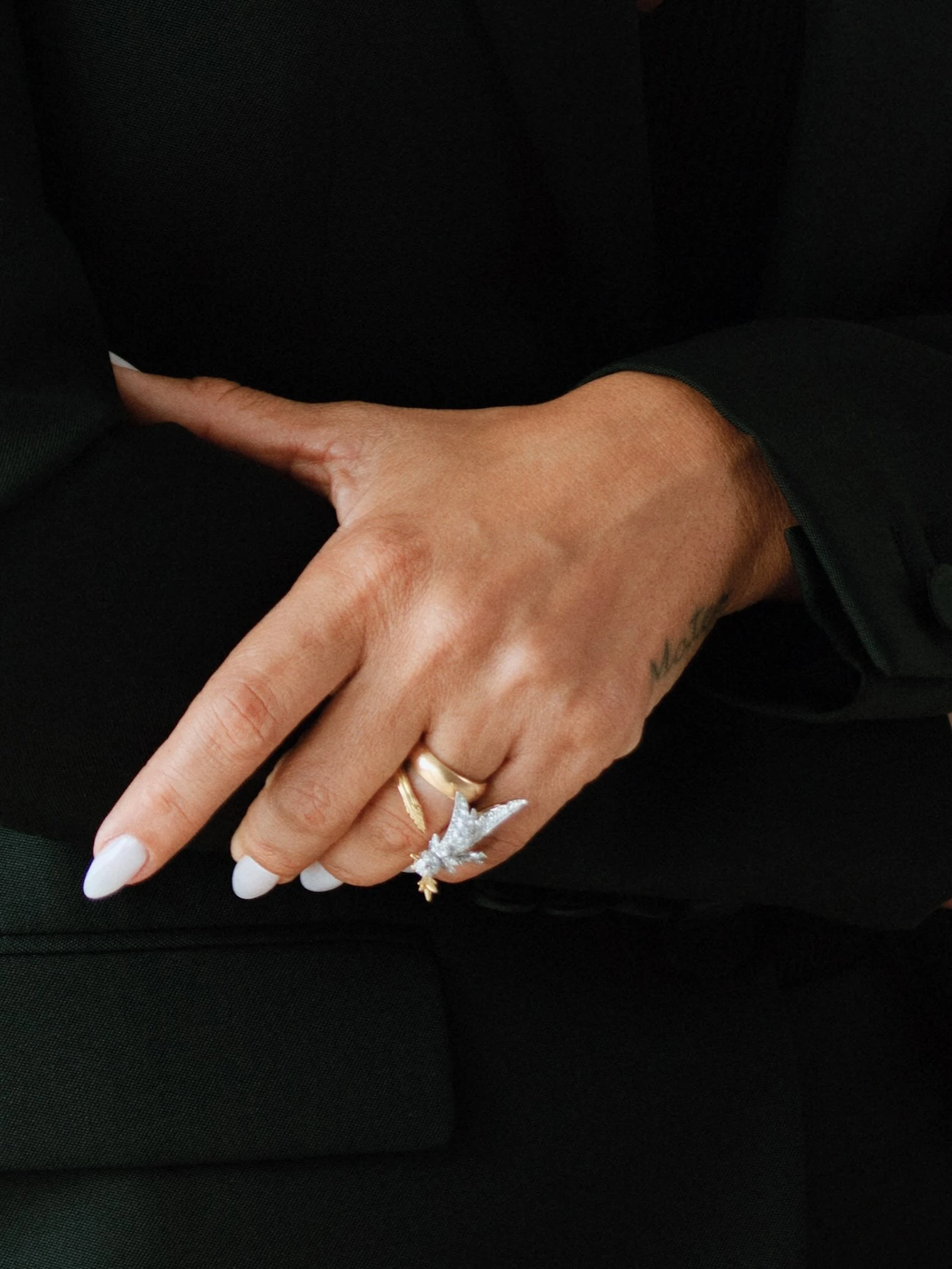El elegante look de Antonela Roccuzzo para Tiffany: traje negro y joyas