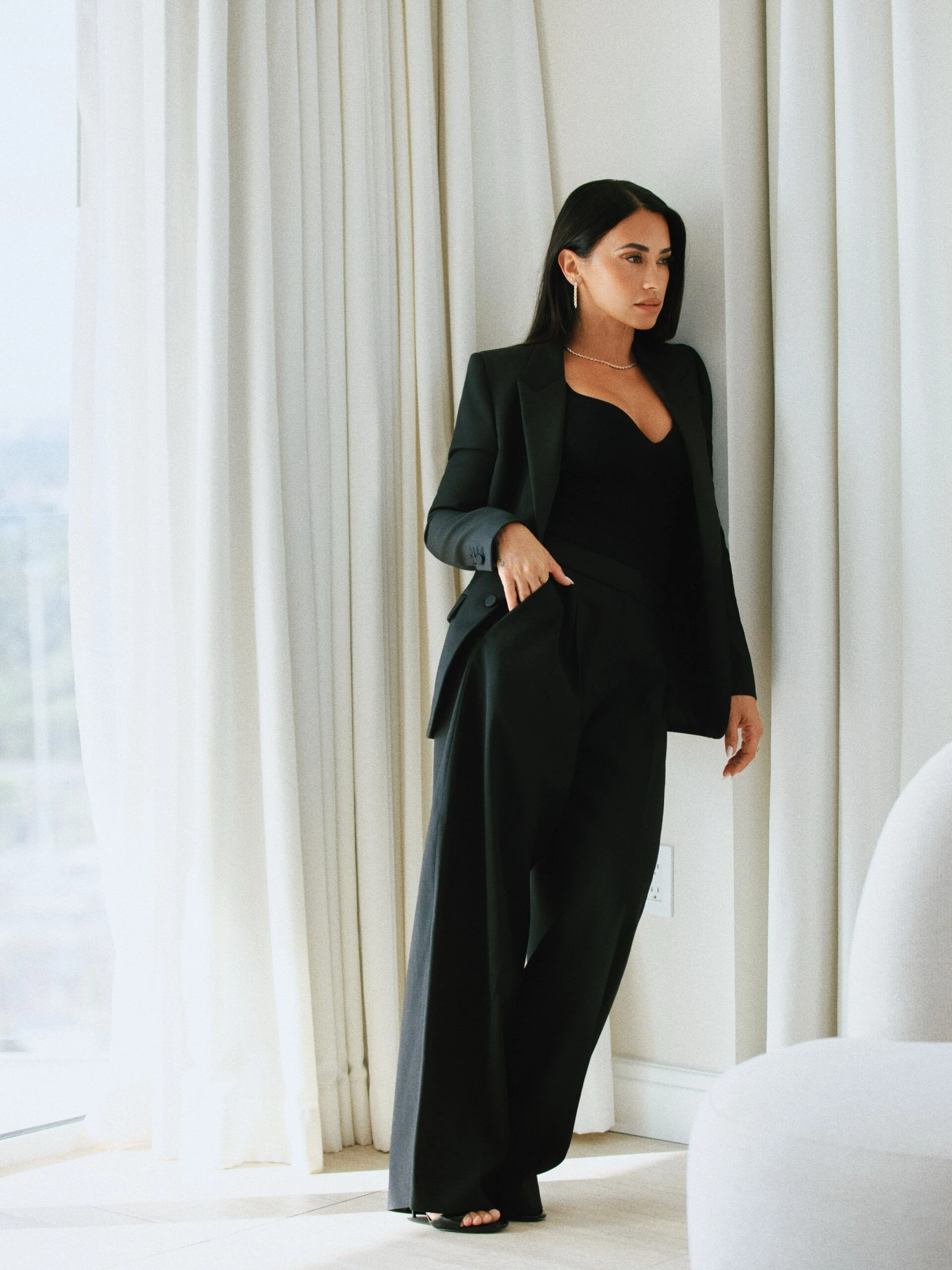 El elegante look de Antonela Roccuzzo para Tiffany: traje negro y joyas