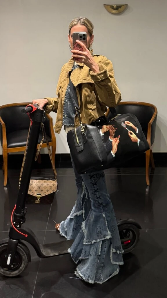 Para completar el conjunto, Anita eligió una chaqueta corta en color mostaza, una tonalidad cálida que genera un marcado contraste con el denim.