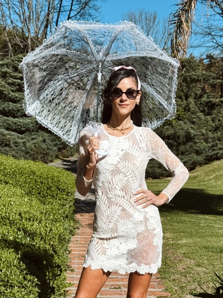 El gran protagonista del estilismo fue un mini vestido blanco confeccionado íntegramente en encaje, una textura que aportó romanticismo, delicadeza y una impronta femenina. 