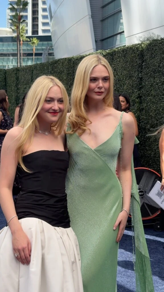 Mientras Elle lució un diseño de breteles finos, escote en V y color verde manzana con brillos, Dakota se inclinó por una propuesta en blanco y negro.