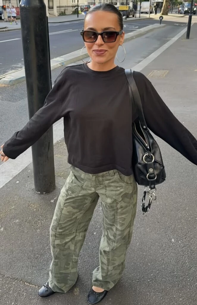 Los pantalones largos y las bermudas son algunas de las prendas que permiten incorporarla de forma sencilla, especialmente cuando se combinan con piezas que contrastan con su estética utilitaria.