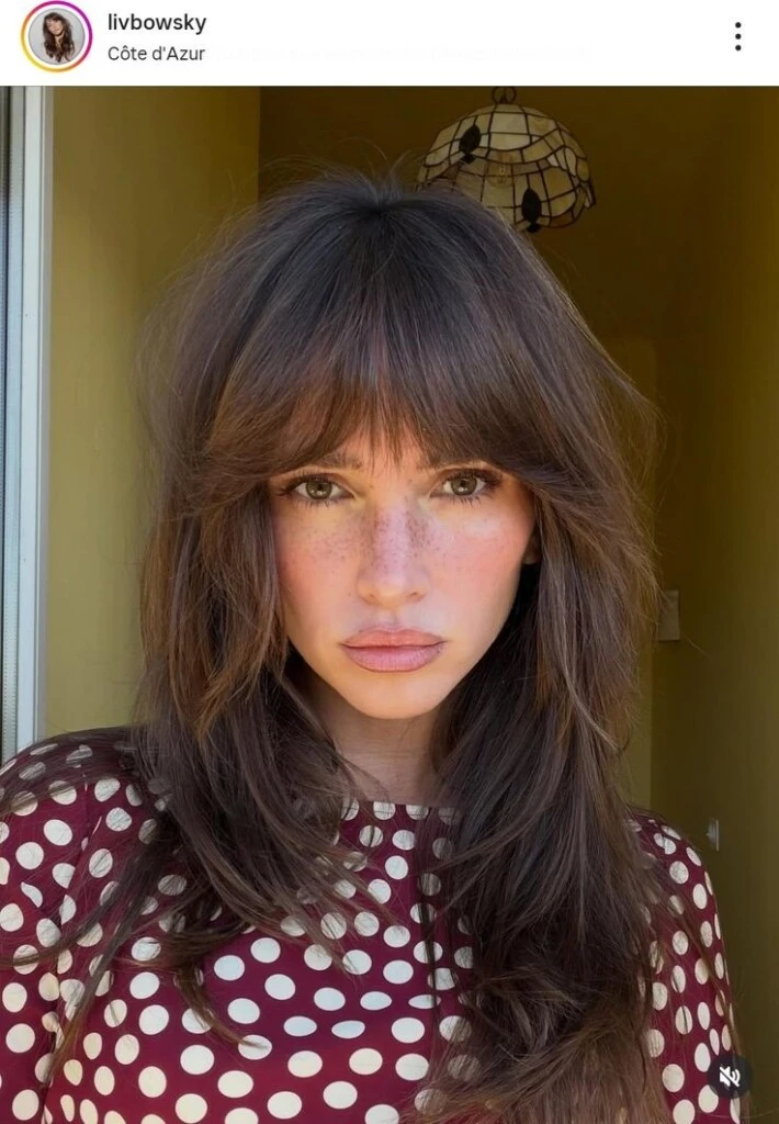 Whisper fringe: cómo llevar el flequillo liviano que es tendencia esta primavera
