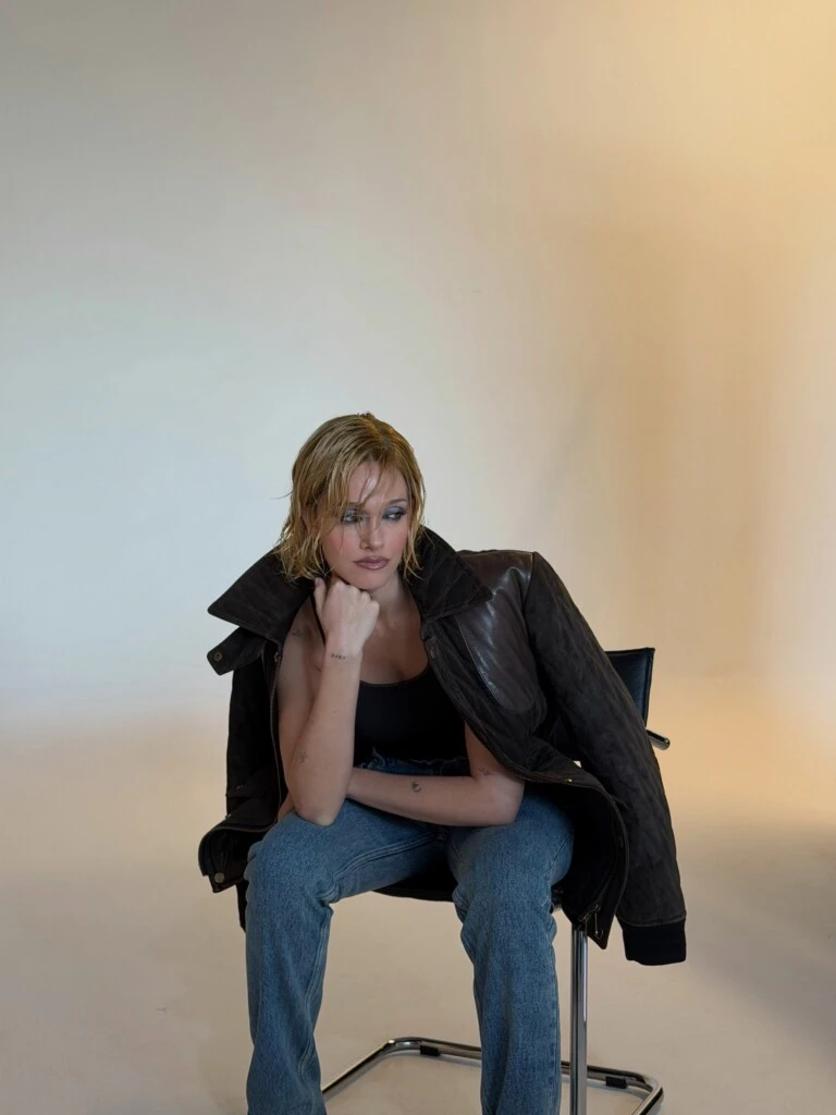 Para la producción, Oriana lució el nuevo look con jean, una musculosa negra y una chaqueta de cuero marrón chocolate apoyada sobre los hombros. 