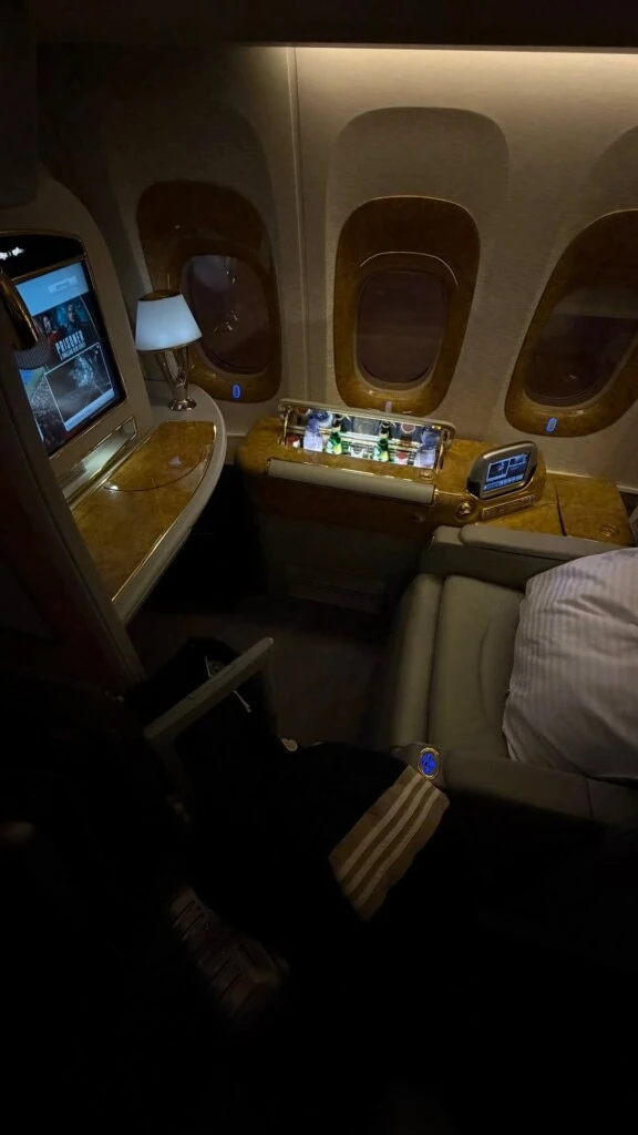 Wanda mostró la intimidad de su vuelo en clase ejecutiva, donde disfrutó de una experiencia pensada para el máximo confort: asiento reclinable con pantalla individual, mesa auxiliar con velador, controles multimedia, almohada y una pequeña barra de bebidas privada. 