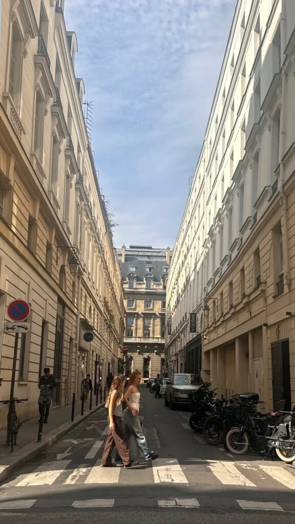 En una de las postales, su esposa e hija posaron juntas durante uno de los paseos por la ciudad.