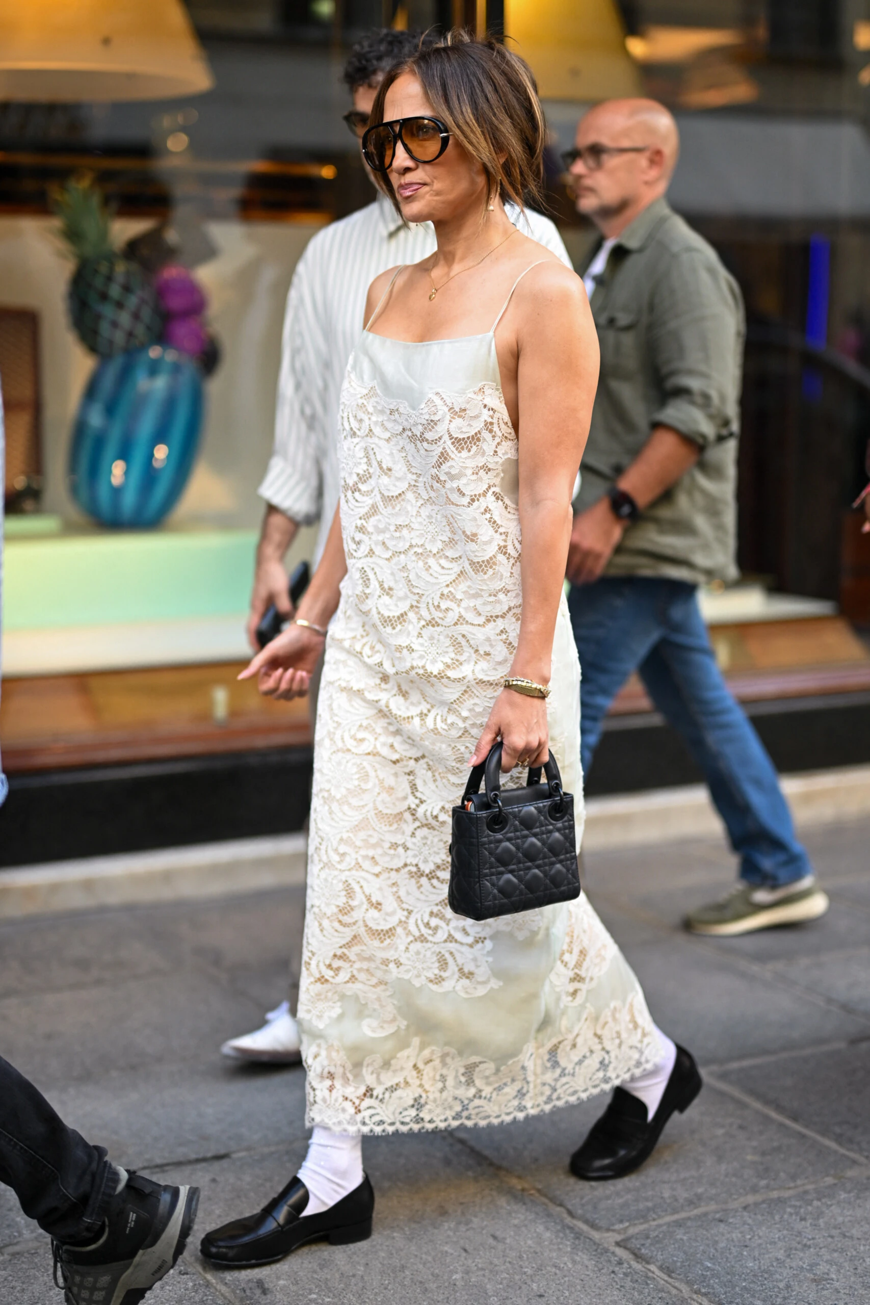Jennifer López  y su look de tendencia en París.