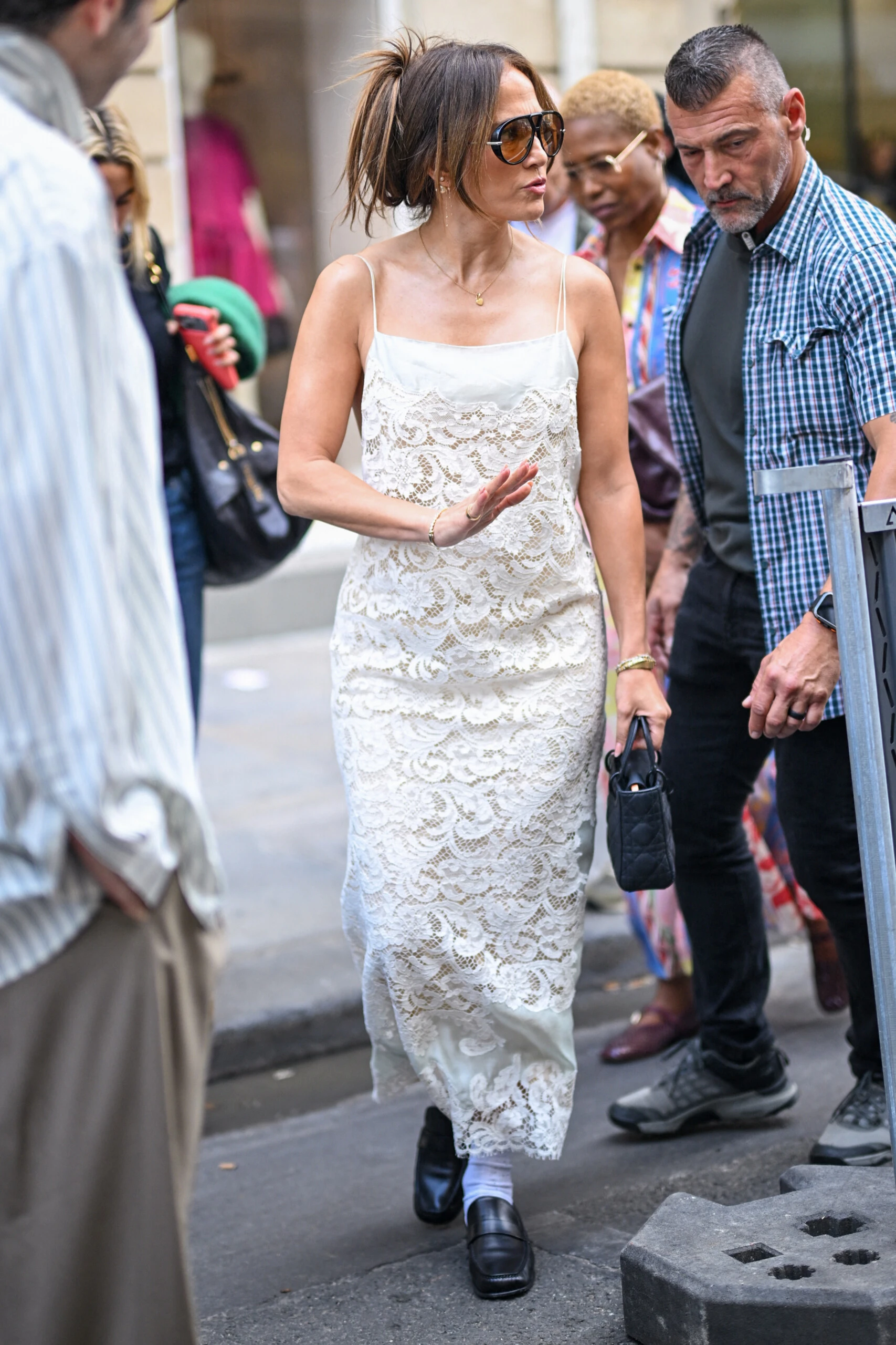 Jennifer López  y su look de tendencia en París.