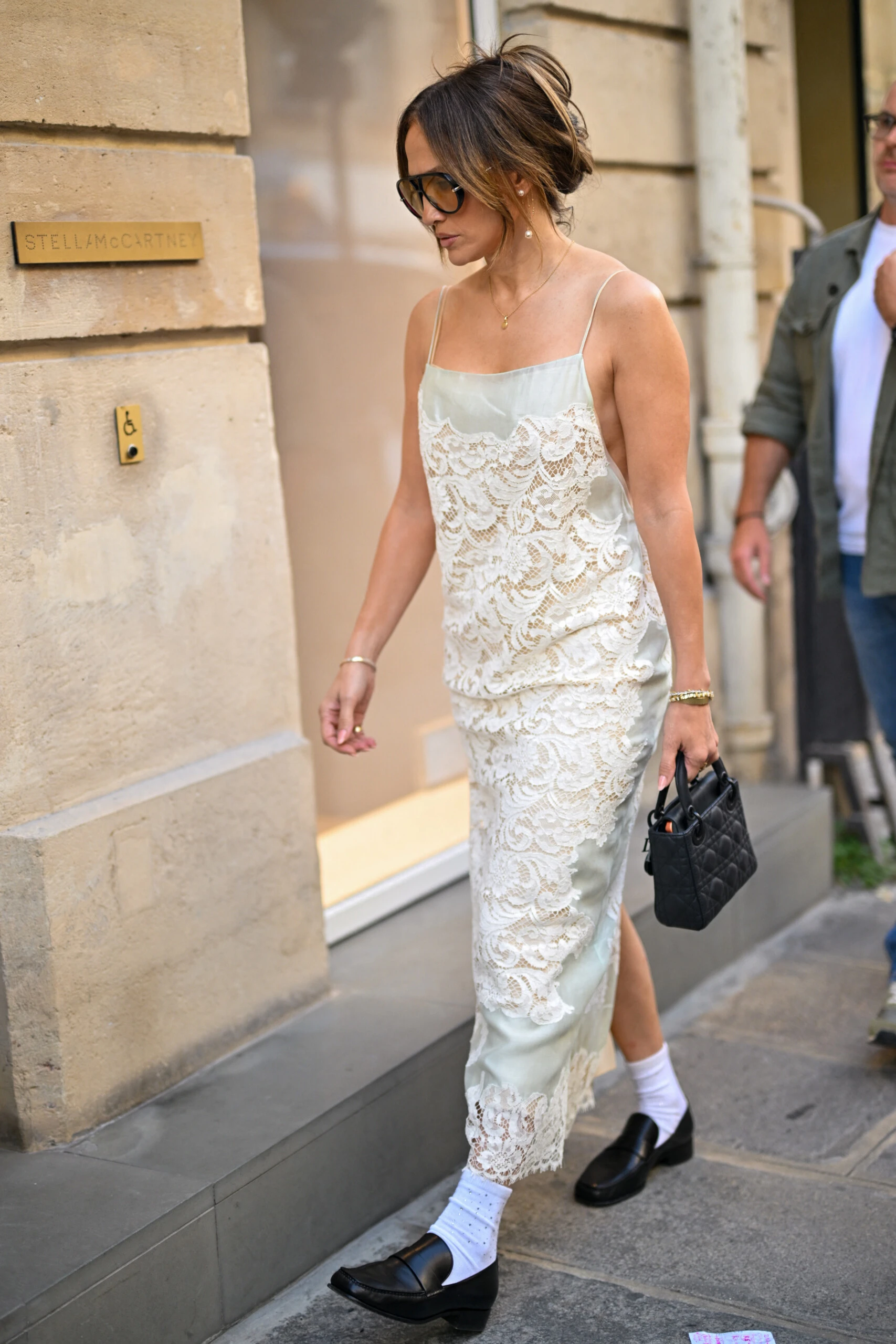 Jennifer López  y su look de tendencia en París.