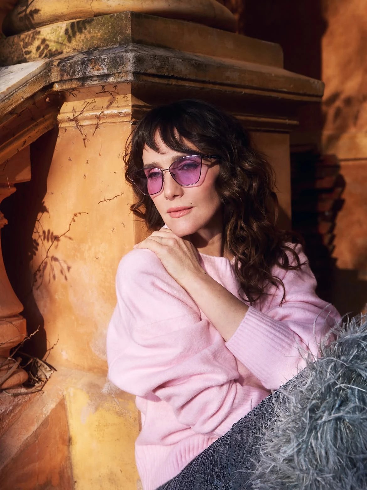 Natalia Oreiro lookeó su pollera de lentejuelas y plumas de SAIACH con un buzo básico y zapatillas de color rosa. 