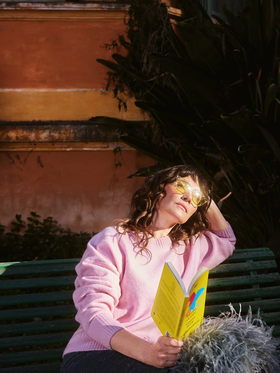 Natalia Oreiro lookeó su pollera de lentejuelas y plumas de SAIACH con un buzo básico y zapatillas de color rosa. 