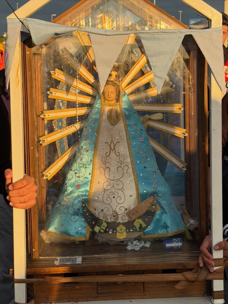 El carrusel también incluyó imágenes de la Virgen de Luján y un amuleto religioso que recibió durante la jornada.