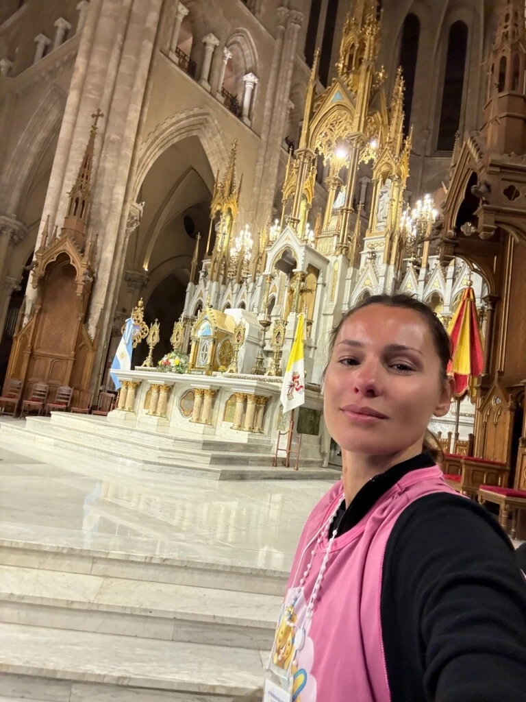 There, Pampita appeared deeply moved, kneeling before the altar, praying with tears in her eyes.