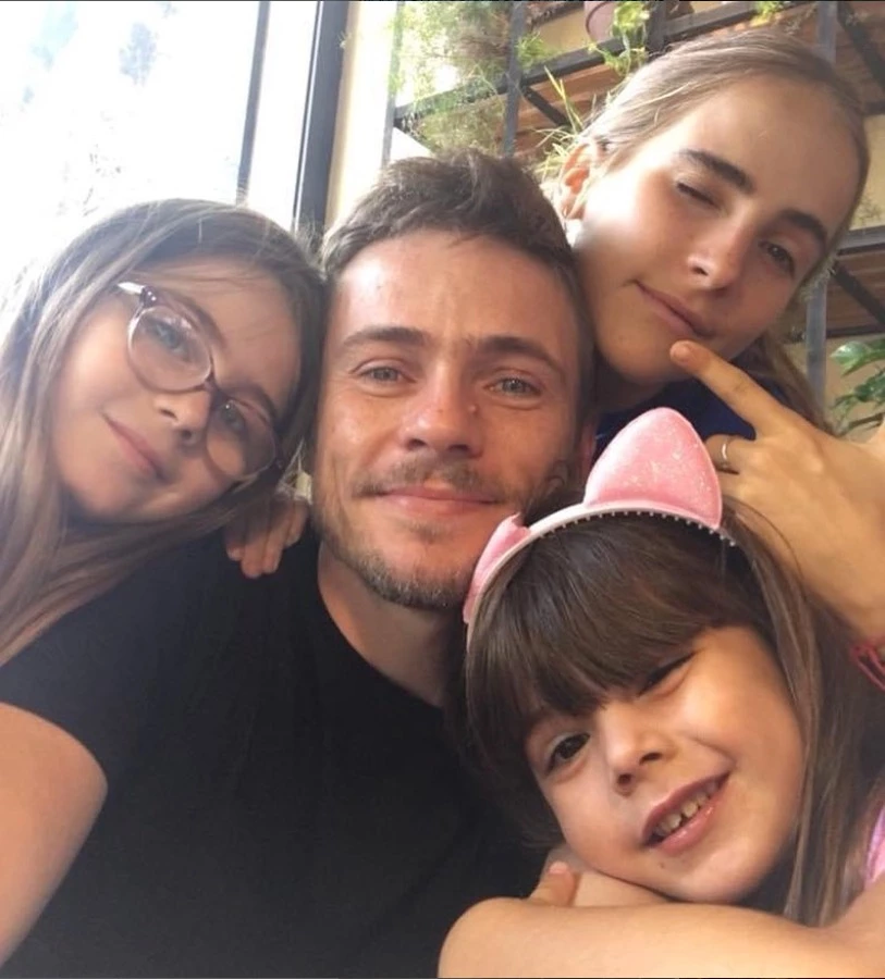Juan de Benedictis con sus hijas, Ambar, Jazmin y Amapola
