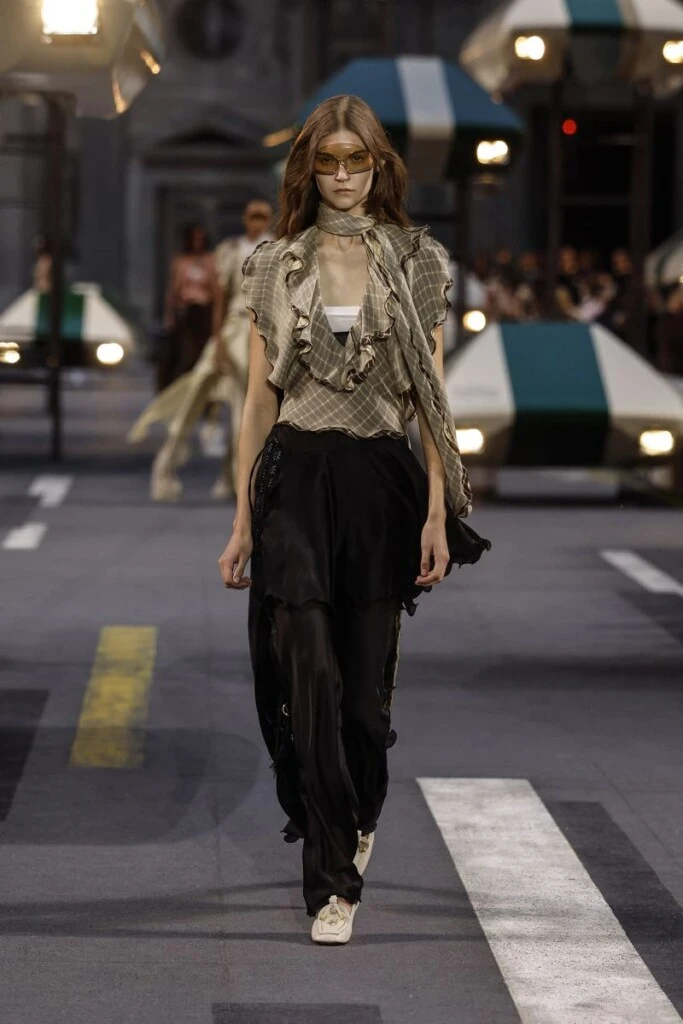 El pantalón negro en el desfile de Louis Vuitton