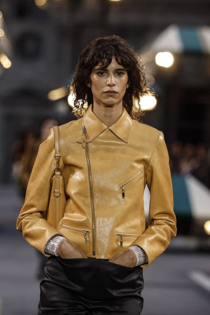 El pantalón negro en el desfile de Louis Vuitton