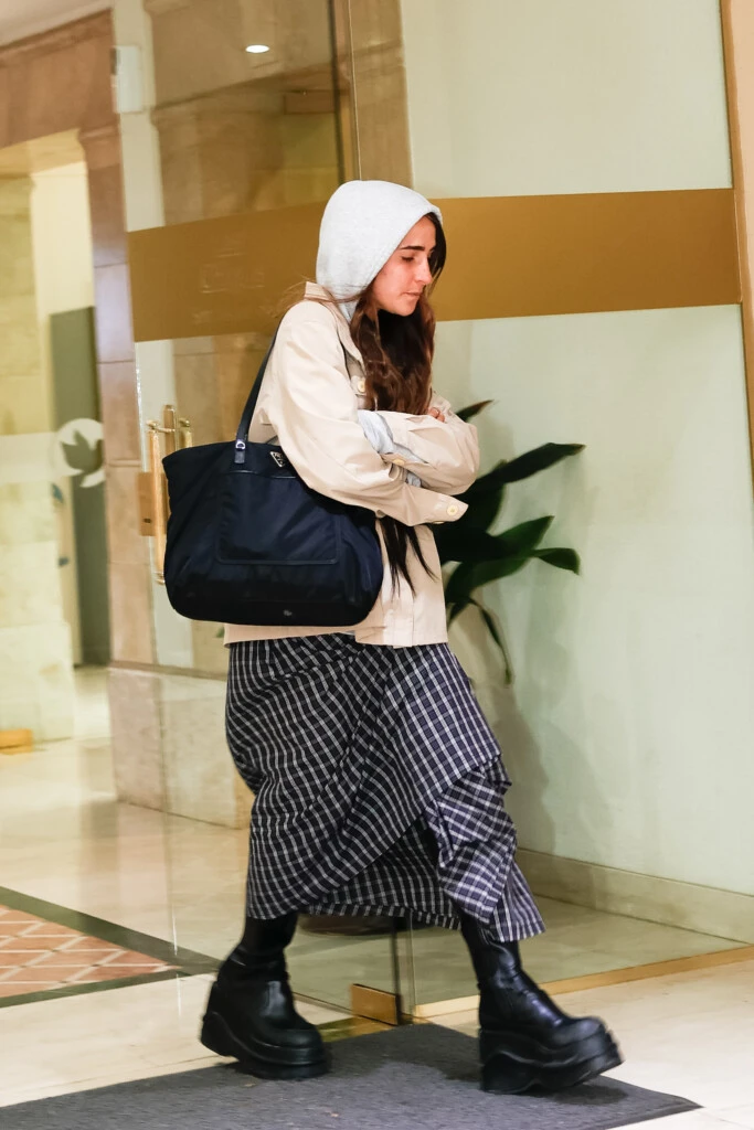Llevó un buzo gris con capucha, sobre el que sumó un trench corto en tono beige, una prenda clásica que aportó estructura y un toque elegante al look.